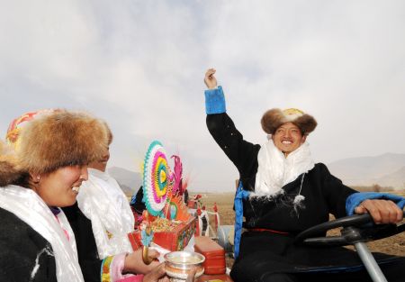 Villagers present Chemar during a ceremony to mark the start of the spring farming season at Dagze County, southwest China's Tibet Autonomous Region, March 15, 2009. [Chogo/Xinhua]