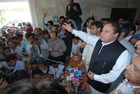 Former Pakistani Prime Minister and leader of a main opposition party Nawaz Sharif (R) speakes to his supporters in Lahore, east Pakistan, Mar. 15, 2009. Sharif on Sunday began to lead the 'long march' procession from his residence in Lahore to capital Islamabad, defying the detention order from the government. [Xinhua]