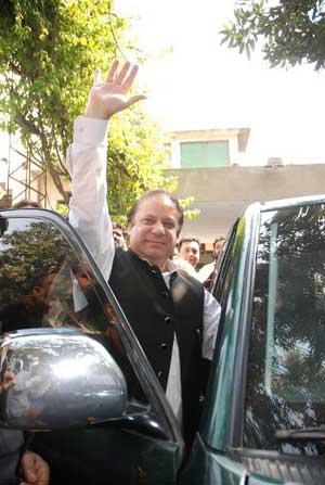 Former Pakistani Prime Minister and leader of a main opposition party Nawaz Sharif waves to his supporters in Lahore, east Pakistan, Mar. 15, 2009. Sharif on Sunday began to lead the 'long march' procession from his residence in Lahore to capital Islamabad, defying the detention order from the government.[Xinhua]