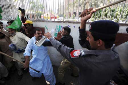  Pakistani policemen baton charge supporters of former premier Nawaz Sharif during an anti-government protest rally in Lahore, March 15, 2009. Pakistan's main opposition leader Sharif was put under house arrest in a bid to prevent him leading a protest march on the capital.[Xinhua/AFP]