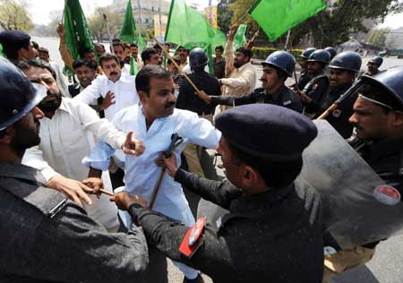 Pakistani policemen baton charge supporters of former premier Nawaz Sharif during an anti-government protest rally in Lahore, March 15, 2009. [Xinhua/AFP]