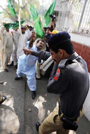 Pakistani policemen baton charge supporters of former premier Nawaz Sharif during an anti-government protest rally in Lahore, March 15, 2009. [Xinhua/AFP]