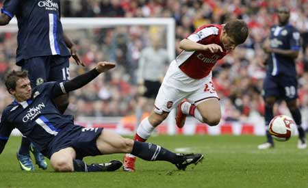  Blackburn Rovers' Stephen Warnock (L) challenges Arsenal's Andrey Arshavin during their English Premier League soccer match at the Emirates Stadium in London March 14, 2009. [Xinhua/Reuters]