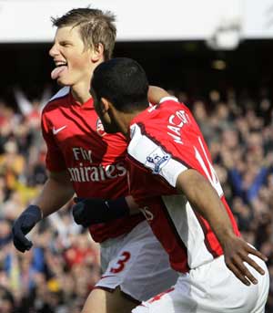 Arsenal's Andrey Arshavin (L) celebrates after scoring against Blackburn Rovers during their English Premier League soccer match at the Emirates Stadium in London March 14, 2009.[Xinhua/Reuters]