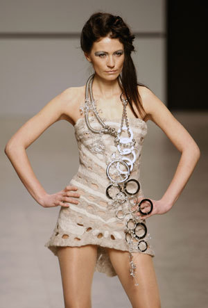 A model presents a creation by Ukrainian designer Oksana Karavanska during fashion week in Kiev March 15, 2009. [Xinhua/Reuters]