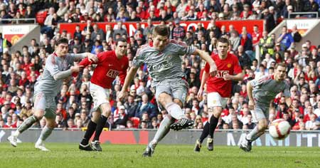Liverpool's Steven Gerrard (C) scores from the penalty spot during their English Premier League soccer match against Manchester United in Manchester, northern England, March 14, 2009. 