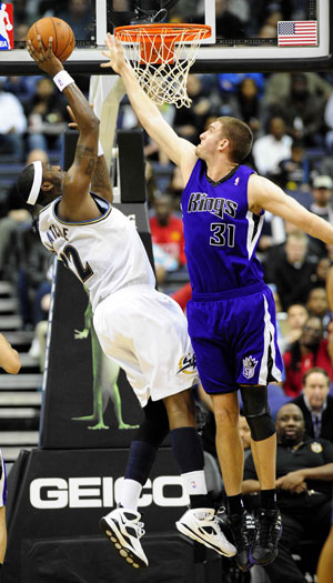 Andray Blatche (L) of Washington Wizards shoots as Spencer Hawes of Sacramento Kings tries to defense during the NBA basketball match in Washington, the United States, March 15, 2009. Wizards won the match 106-104.