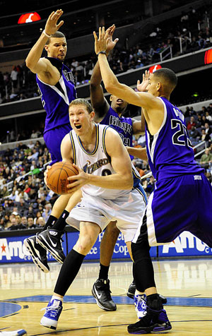 Darius Songaila (C) of Washington Wizards vies with players of Sacramento Kings during the NBA basketball match in Washington, the United States, March 15, 2009. Wizards won the match 106-104.