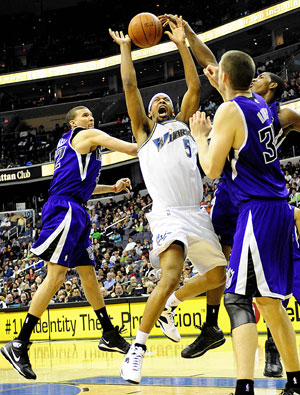Dominic McGuire (2nd L) of Washington Wizards vies against players of Sacramento Kings during the NBA basketball match in Washington, the United States, March 15, 2009. Wizards won the match 106-104.