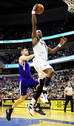 Andray Blatche (R) of Washington Wizards goes for a shoot against Sacramento Kings during the NBA basketball match in Washington, the United States, March 15, 2009. Wizards won the match 106-104.