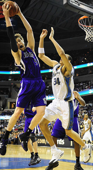 Andres Nocioni (L) of Sacramento Kings vies for a rebound with JaVale McGee of Washington Wizards during the NBA basketball match in Washington, the United States, March 15, 2009. Wizards won the match 106-104.