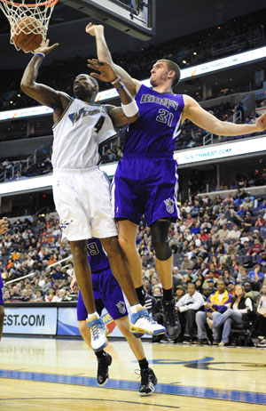 Antawn Jamison (L) of Washington Wizards vies with Spencer Hawes of Sacramento Kings during the NBA basketball match in Washington, the United States, March 15, 2009.