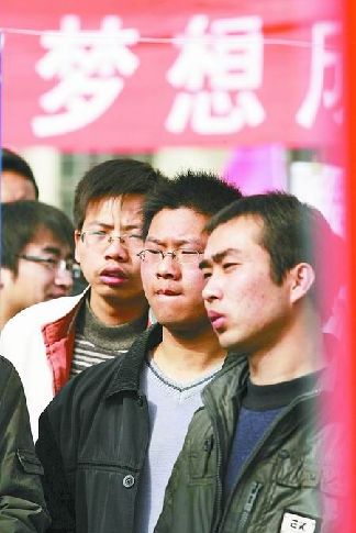 A job fair held in Zhengzhou, central China’s Henan Province, on March 15, 2009, attract more than 50,000 university graduates. 