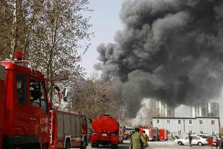 Heavy smoke and fire engines are seen on campus of China Central Academy of Fine Arts in Beijing, China, March 16, 2009. A fire occurred in China Central Academy of Fine Arts on Monday. No casualty has been reported by now. [Xinhua photo]