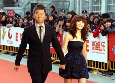 Chinese mainland singer Man Wenjun (L) and Jin Haixin (R), whose song respectively is rated onto the top 10 golden songs of the grand Chinese pops by the 16th Oriental Wind and Cloud Music Rankings, one of the most influential pop music ranking for lyrics in Chinese on Chinese mainland, walk onto the venue of awarding ceremony, in east China's Shanghai Municipality, March 15, 2009. The awards of best male and female pop singers are presented to Sun Nan and Zhang Liangying of Chinese mainland. 