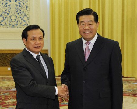 Jia Qinglin (R), chairman of the National Committee of the Chinese People's Political Consultative Conference, meets with Pham Quang Nghi, member of the Political Bureau of the Central Committee of the Communist Party of Vietnam (CPV) and chief the CPV Hanoi Municipal Committee, at the Great Hall of the People in Beijing, capital of China, March 16, 2009. [Xinhua]