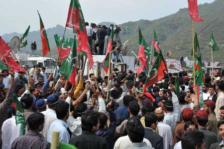 Supporters of restored Chief Justice Iftikhar Muhammad Chaudhry hold a celebration outside his residence in Islamabad, capital of Pakistan, March 16, 2009. Pakistani Prime Minister Yousaf Raza Gilani on Monday announced the restoration of all judges including Chief Justice Iftikhar Muhammad Chaudhry deposed in 2007, in a bid to end political turmoil in the country.[Xinhua]