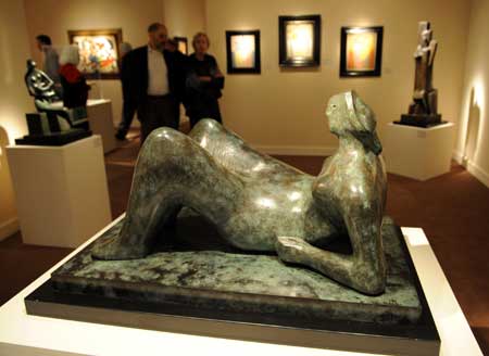 Visitors look at the sculpture 'Draped Reclining Figure' by English modern sculptor Henry Moore during the 22nd European Fine Art Fair TEFAF Maastricht 09, in Maastricht, Netherlands, March 15, 2009.[Xinhua]