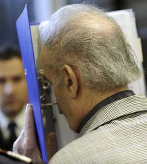 Defendant Josef Fritzl covers his face prior to the start of his trial for incest on Monday, March 16, 2009, at the provincial courthouse in St. Poelten, Austria.[Xinhua/Reuters]