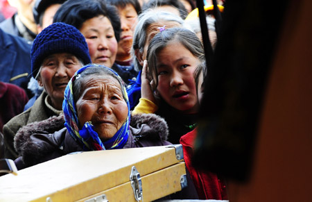  An old audience is deeply moved by the performance at Halagui Village in Chaoyang County, northeast China's Liaoning Village, March 15, 2009. [Ren Yong/Xinhua] 