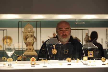 A visitor looks at antique jewellery during the 22nd European Fine Art Fair TEFAF Maastricht 09, in Maastricht, Netherlands, March 15, 2009.[Wu Wei/Xinhua]