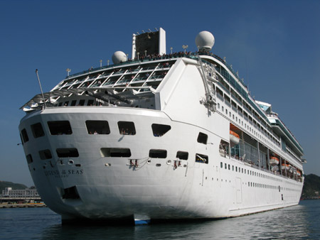 A passenger liner carrying 1,600 Chinese mainland tourists arrives at Keelung port March 16, 2009. It's the first group of mainland tourists to the island by a passenger liner since the mainland and Taiwan started direct flights, postal and shipping services on Dec. 15, 2008, ending a 59-year ban on such links.[Wang Yan/Xinhua]