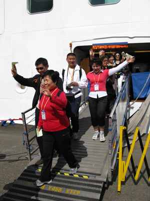 Tourists get off a passenger liner after they arrive at Keelung port March 16, 2009. [Wang Yan/Xinhua]