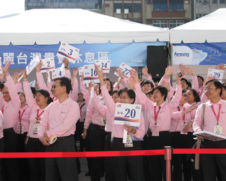  Local people greet the tourists who arrive at Keelung port by a passenger liner March 16, 2009. [Wang Yan/Xinhua]