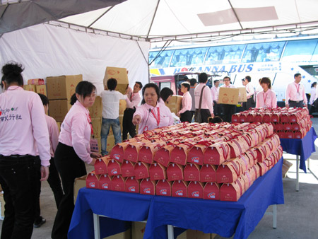  Local working staff prepare to welcome the tourists who arrive at Keelung port by a passenger liner March 16, 2009. [Wang Yan/Xinhua] 