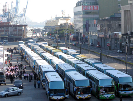 Coaches wait for the tourists who arrive at Keelung port by a passenger liner March 16, 2009. [Wang Yan/Xinhua] 