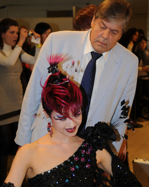 A judge looks at a hairstyle designed by a competitor during the 2009 Helsinki Hairstyle Competition in Helsinki, capital of Finland, March 14, 2009. The tow-day competition started on March 14. Hairdressers from Finland, Russia and Japan took part in the competition. [Zhao Changchun/Xinhua]