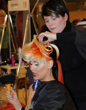 A hairdresser makes a hairstyle during the 2009 Helsinki Hairstyle Competition in Helsinki, capital of Finland, March 14, 2009. The tow-day competition started on March 14. Hairdressers from Finland, Russia and Japan took part in the competition. [Zhao Changchun/Xinhua]