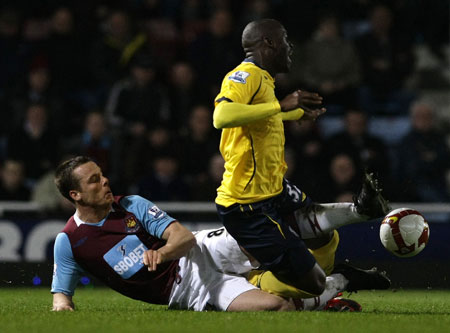 West Ham United's Scott Parker (L) challenges West Bromwich Albion's Marc-Antoine Fortune during their English Premier League soccer match at Upton Park in London March 16, 2009. [Xinhua/Reuters]