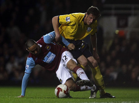 West Ham United's David Di Michele (L) challenges West Bromwich Albion's Jonas Olsson during their English Premier League soccer match at Upton Park in London March 16, 2009. [Xinhua/Reuters]