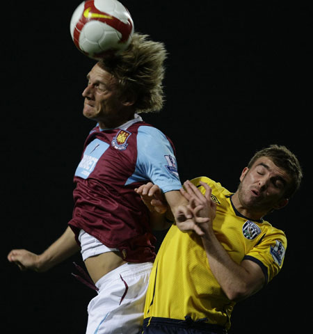 West Ham United's Radoslav Kovac (R) challenges West Bromwich Albion's James Morrison during their English Premier League soccer match at Upton Park in London March 16, 2009. [Xinhua/Reuters]