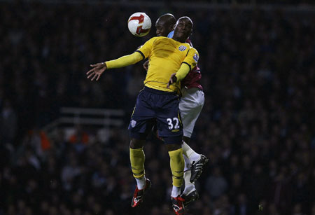 West Ham United's Herita Ilunga (back) challenges West Bromwich Albion's Marc-Antoine Fortune during their English Premier League soccer match at Upton Park in London March 16, 2009. [Xinhua/Reuters]