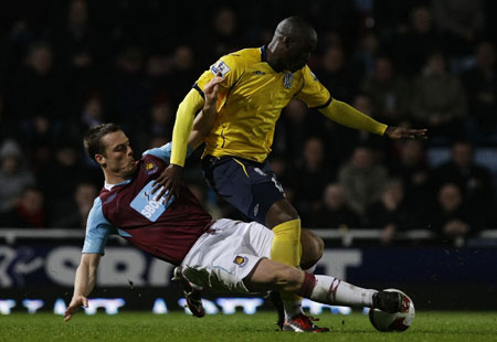  West Ham United's Scott Parker (L) challenges West Bromwich Albion's Marc-Antoine Fortune during their English Premier League soccer match at Upton Park in London March 16, 2009. [Xinhua/Reuters]