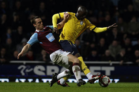 West Ham United's Scott Parker (L) challenges West Bromwich Albion's Marc-Antoine Fortune during their English Premier League soccer match at Upton Park in London March 16, 2009. [Xinhua/Reuters]