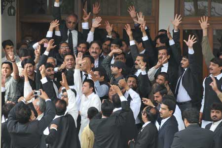 Restored Chief Justice Iftikhar Muhammad Chaudhry (C up, without tie) celebrates with lawyers in Islamabad, capital of Pakistan, March 16, 2009.[Rao Bo/Xinhua]
