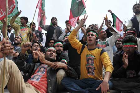 Supporters of restored Chief Justice Iftikhar Muhammad Chaudhry hold a celebration outside his residence in Islamabad, capital of Pakistan, March 16, 2009. [Rao Bo/Xinhua]