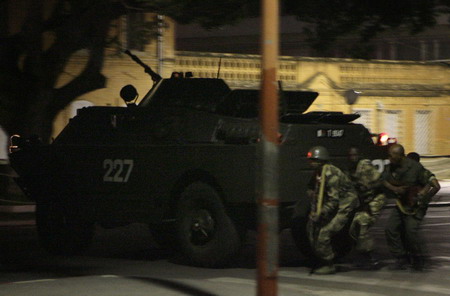  Soldiers are seen after two tanks, backed by troops, forced their way into a presidential palace in Antananarivo March 16, 2009.[China Daily/Agencies] 