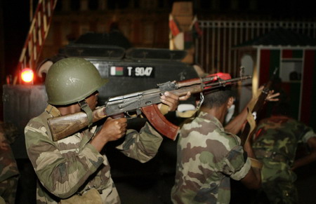 A soldier takes aim after two tanks backed by troops forced their way into a presidential palace in Antananarivo March 16, 2009. [China Daily/Agencies]