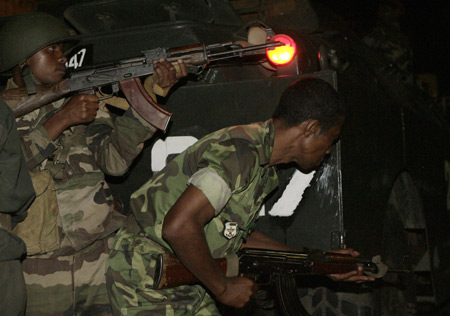 Soldiers are seen after two tanks, backed by troops, forced their way into a presidential palace in Antananarivo March 16, 2009.[Xinhua/Reuters]