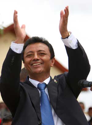 Madagascan President Marc Ravalomanana says on Sunday that they would organize a referendum if necessary to settle the political crisis in the Indian Ocean island country, March 15, 2009.[Xinhua/AFP]