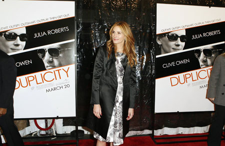 Actress Julia Roberts arrives at the premiere of the film 'Duplicity' in New York March 16, 2009. [Xinhua/Reuters] 