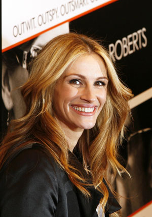 Actress Julia Roberts arrives at the premiere of the film 'Duplicity' in New York March 16, 2009. [Xinhua/Reuters]