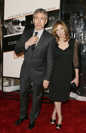 Director Tony Gilroy arrives with his wife Susan at the premiere of the film 'Duplicity' in New York March 16, 2009. [Xinhua/Reuters]