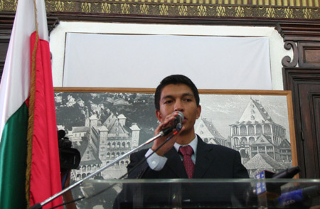 The leader of Malgache opposition Andry Rajoelina delivers a speech at a presidential palace in Antananarivo, capital of Madagascar, March 17, 2009. Andry Rajoelina announced Tuesday morning that ministers he had named for his government of transition would immediately start take over their ministries with their advisors. [Xinhua]