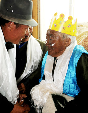 Tibet's oldest woman, Arme Tsering(R), celebrates her 118th birthday at home in the northeastern suburbs of Lhasa, March 16, 2009. [Xinhua]