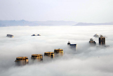 Photo taken on March 17, 2009 shows buildings enveloped in the heavy fog in Taizhou, east China's Zhejiang Province.[Xinhua]